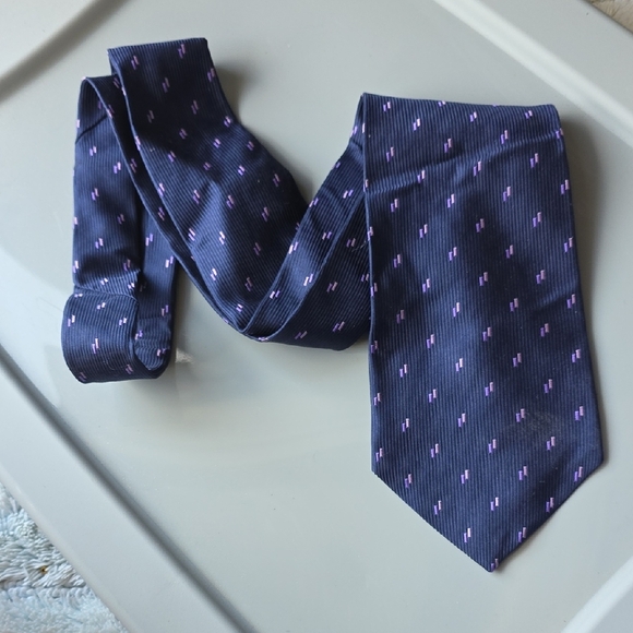 (J28) Van Heusen Navy and Purple Patterned Tie - Picture 1 of 4